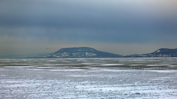 A befagyott Balaton