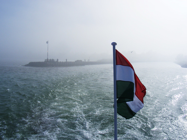 Zászló a ködben