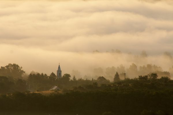 falu a ködben