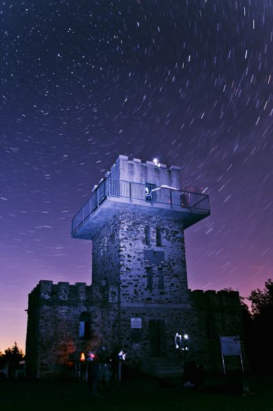 Kirándulók éjjel az Írottkő kilátónál