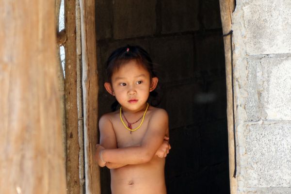 Fehér karen kislány