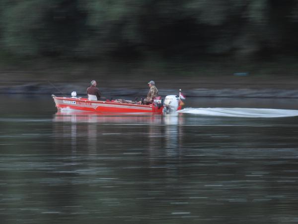 Száguldó motorcsónak