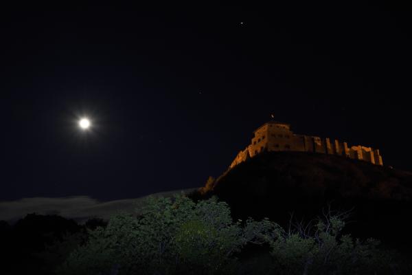 ...felleg alól szállt fel az éjjeli hold.