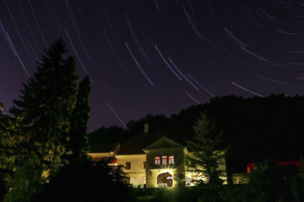 Éjjel a kastélyparkban