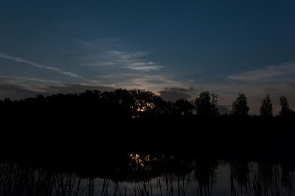 Holdkelte a folyó mögött