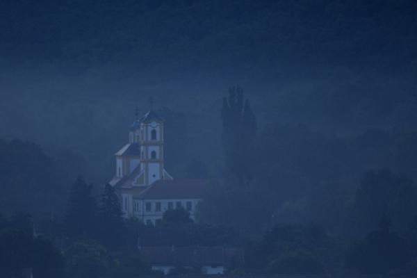 Szerb kolostor az erdő mélyén