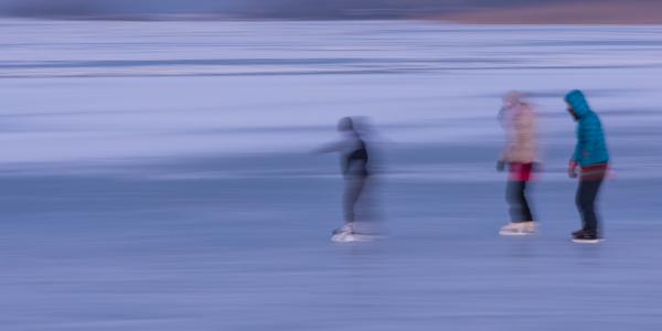 Családi korcsolyázás a Balatonon