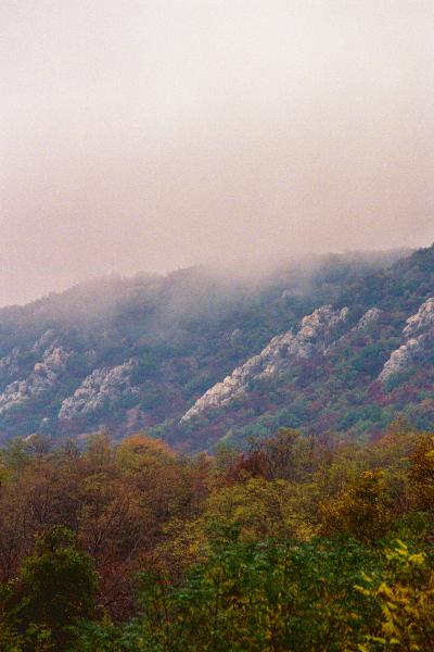 Pilis sziklái esőben