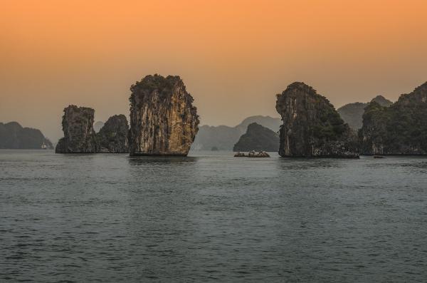 Halong öböl napkeltekor