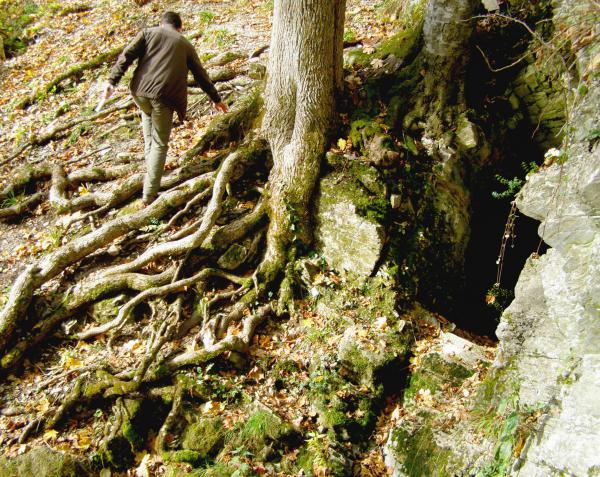 Az Imó-kői forrásbarlangnál