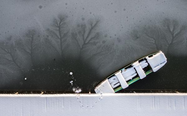 Csónak jégbefagyva.