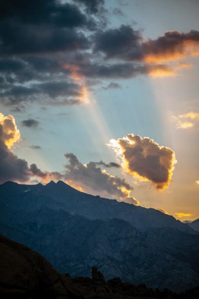 Rejtőző fény a Sierra csúcsainál