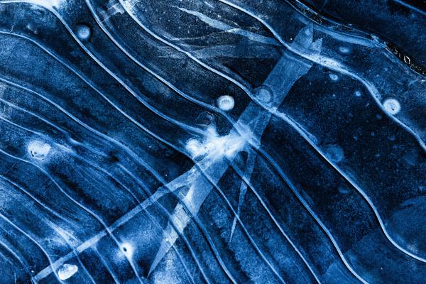 Jégbe fagyott hullámok