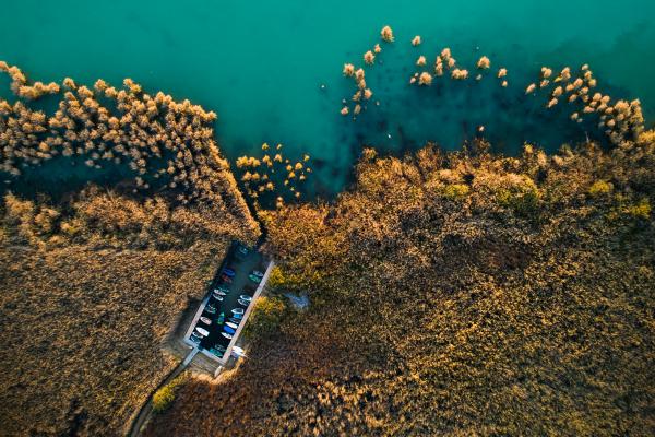 Fényben pihenő kikötő