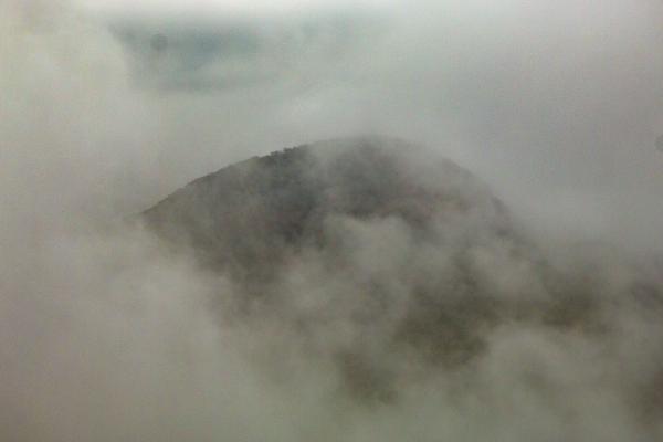 Ködből előbukkanva