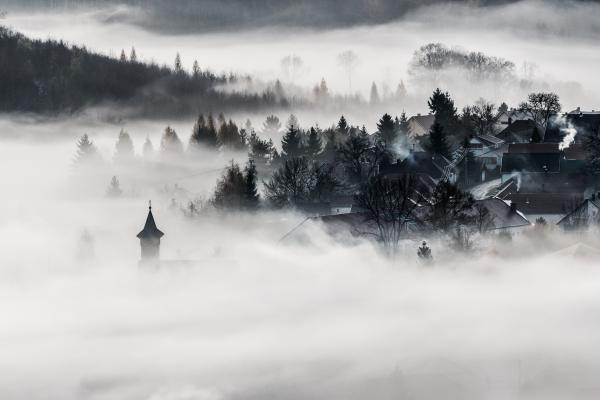 Falu a köd felett
