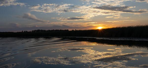 Tükröződő naplemente