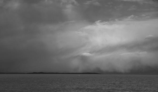 Fellegek a tó felett