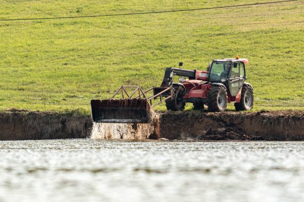 Tavaszi munkálatok a tóparton