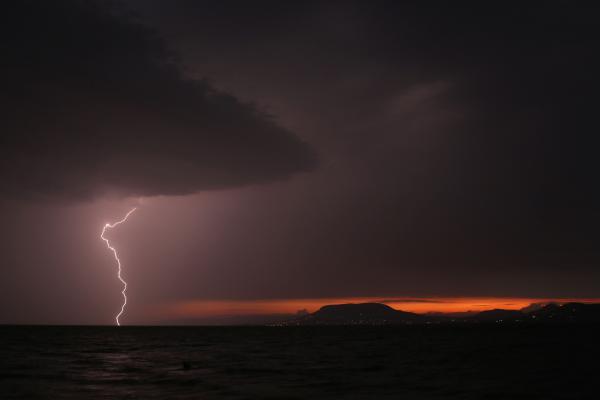 Naplmente megvilágíva