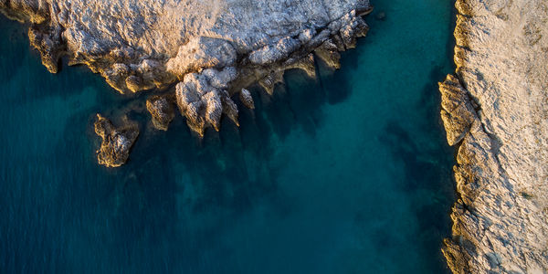 Szikla, tenger és fény