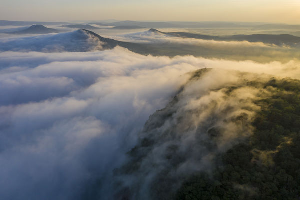 A tanúhegyek látványa a Badacsony felől nézve