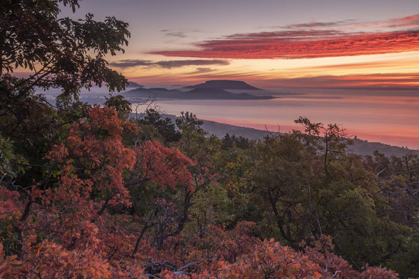Kilátás a Batsányi-kilátóból egy őszi hajnalon