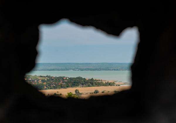 Balatoni panoráma a Szigligeti vár lőréséből
