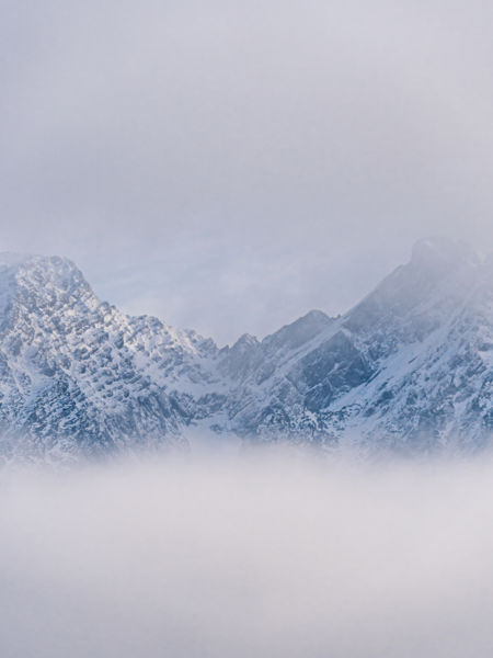 Alul köd, felül felhő, középen hegy