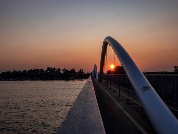 Lemenő nap fényében