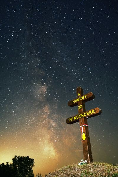 "Szerteszét este mennyi mécs ragyog..."