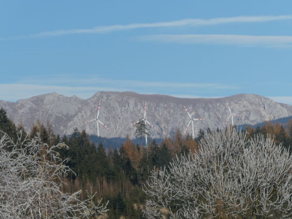 Zöld energia szürke háttérrel