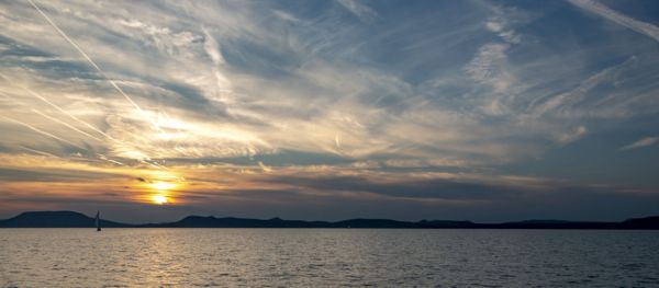 Kondenzcsíkok a naplementében