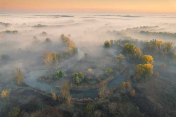 Ködbe burkolt kanyarulat