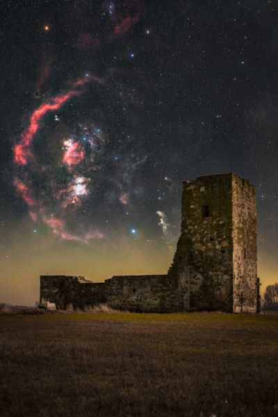 Kozmikus díszlet a soltszentimrei Csonka-torony mögött