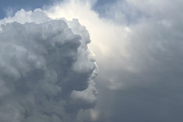 Felhőbe zárt suttogás