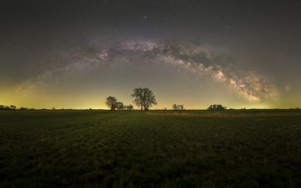 Pusztuló éjszakák: Tejút-panoráma a Kiskunsági Nemzeti Parkból