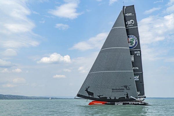 Szarvasok a vízen – Természetfotó díszíti az RSM csapat vitorláját